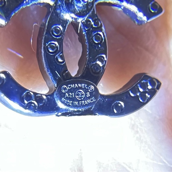 Chanel classic pearls crystals CC logo earrings - Picture 7 of 7